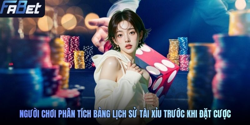 Người chơi phân tích bảng lịch sử tài xỉu trước khi đặt cược